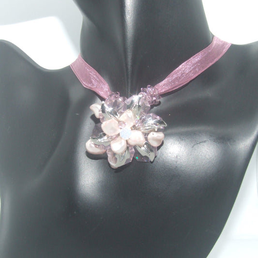 Collana in organza e centrale di cristalli e perle - rosa