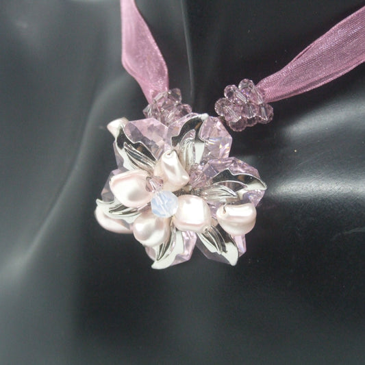 Collana in organza e centrale di cristalli e perle - rosa