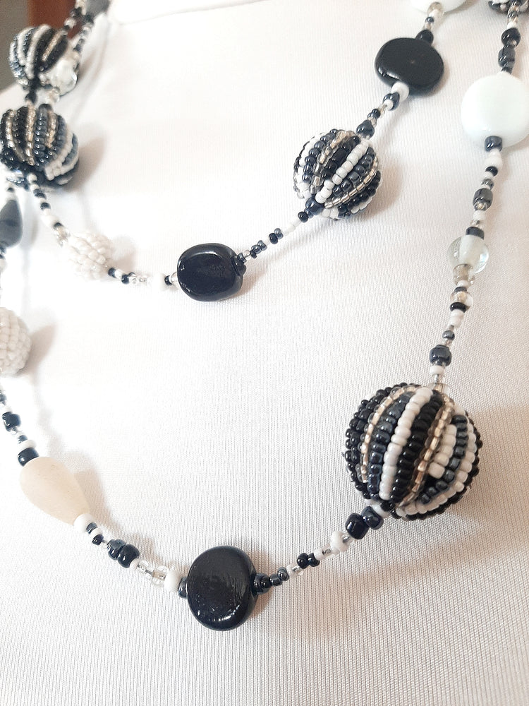 Collana Lunga Donna Sfere Perline Bianco e Nero - 80cm
