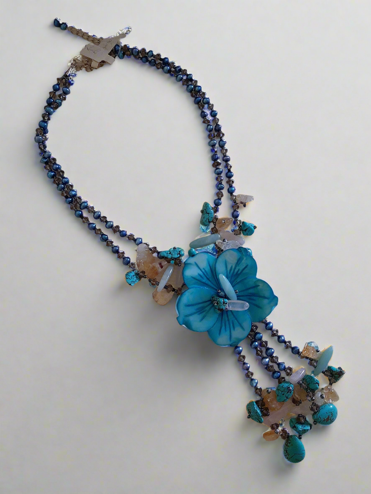 Collana in pietre naturali fiore madreperla e pasta di turchese
