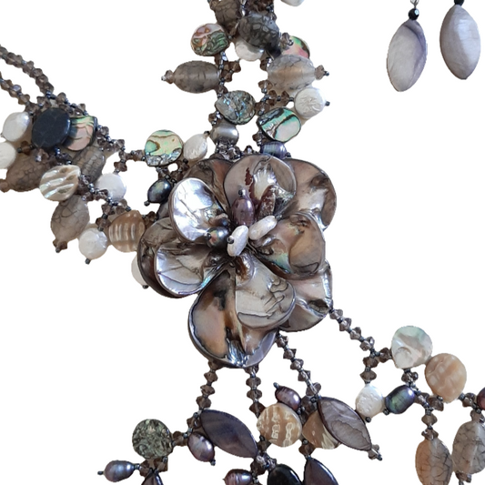 Collana in pietre naturali fiore madreperla perle e agata