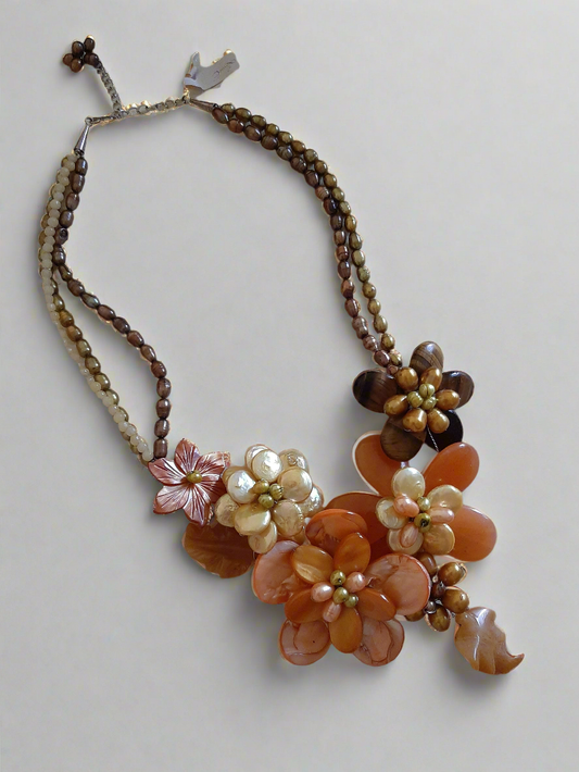 Collana in pietre naturali fiori madreperla perle agata e occhio di tigre