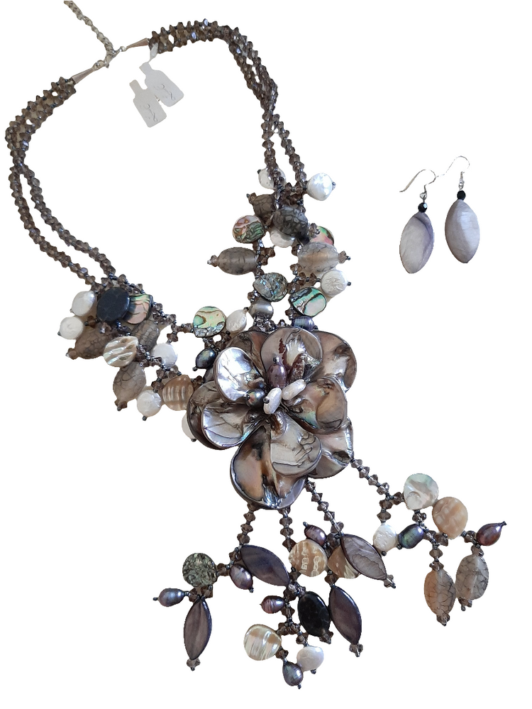 Collana in pietre naturali fiore madreperla perle e agata