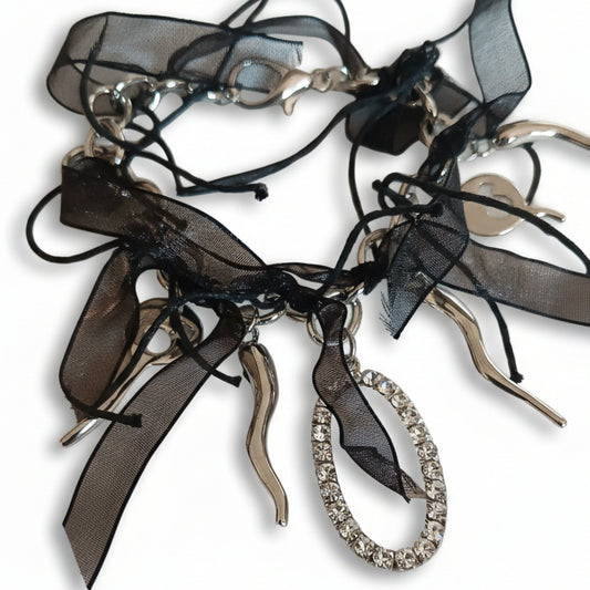 Bracciale charms con strass e organza nera tono argento