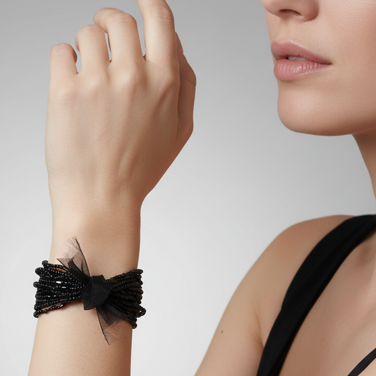 Bracciale Multifilo di Perline Nere con Fiocco Elegante