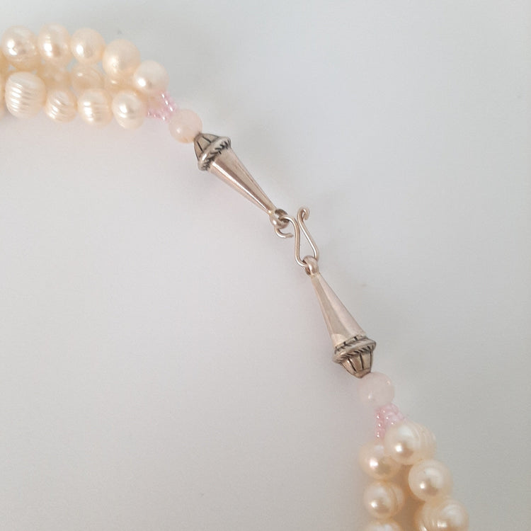 Collana torchon in perle coltivate di fiume bianche con cristalli lilla chiusura in argento 925