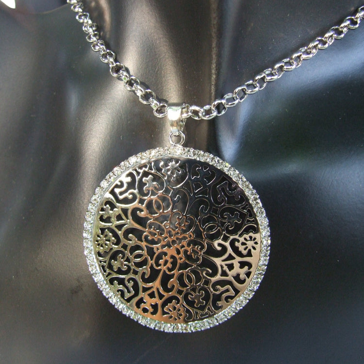 Collana lunga ciondolo tondo traforato con strass tono argento