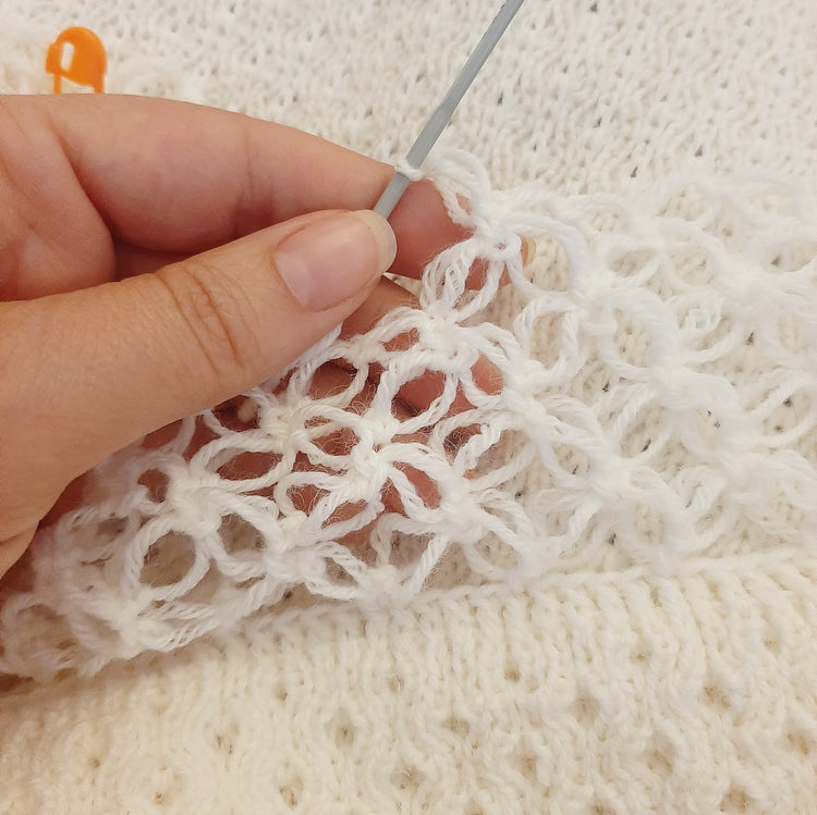 Copertina nido d'ape bianca bordo Punto strega e nastrino blu