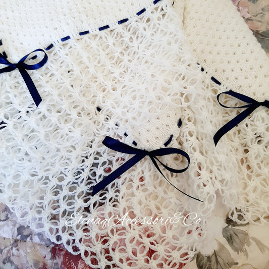 Copertina nido d'ape bianca bordo Punto strega e nastrino blu