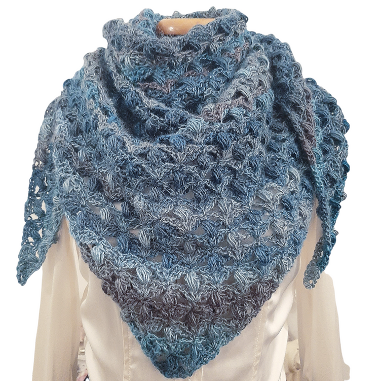 Scialle lana realizzato all'uncinetto toni azzurro