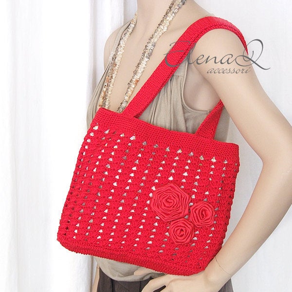 Elegante borsa donna rossa realizzata all'uncinetto con rose di raso - Fairy Corner
