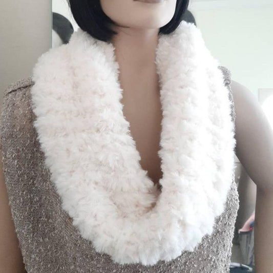 Scaldacollo Infinity Scarf effetto pelliccia artigianale a maglia - bianco