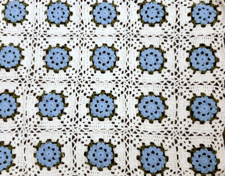 Copertina neonato lana fiori azzurro artigianale uncinetto "blooming rose" - Fairy Corner