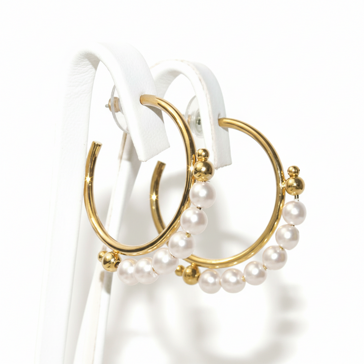 Orecchini a Cerchio Tono Oro con Perle Sintetiche Bianche - 3cm