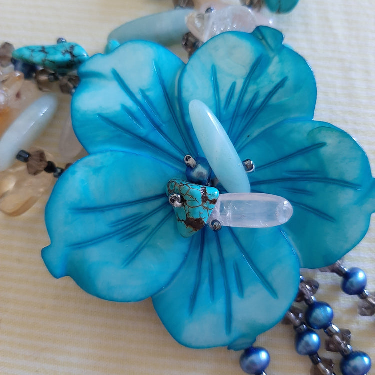 Collana in pietre naturali fiore madreperla e pasta di turchese