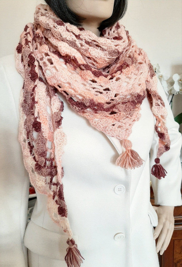 Scialle, sciarpa triangolare all'uncinetto con nappe rosa