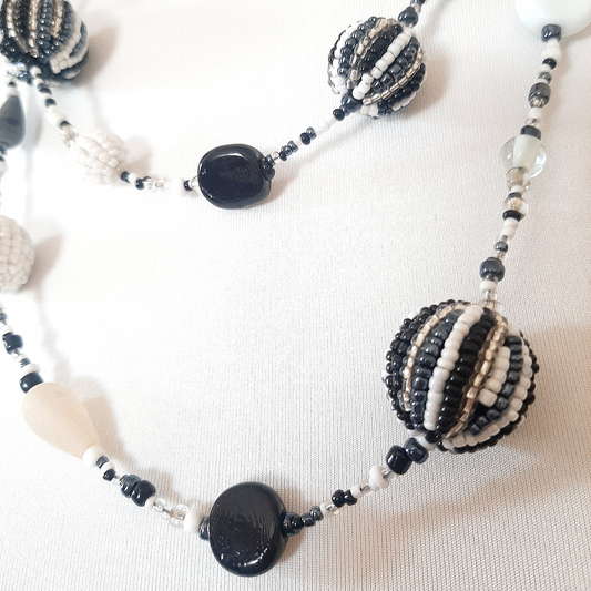 Collana lunga donna sfere di perline bianco e nero