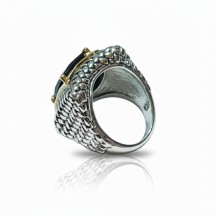 Anello argentato con illuminazione morbida