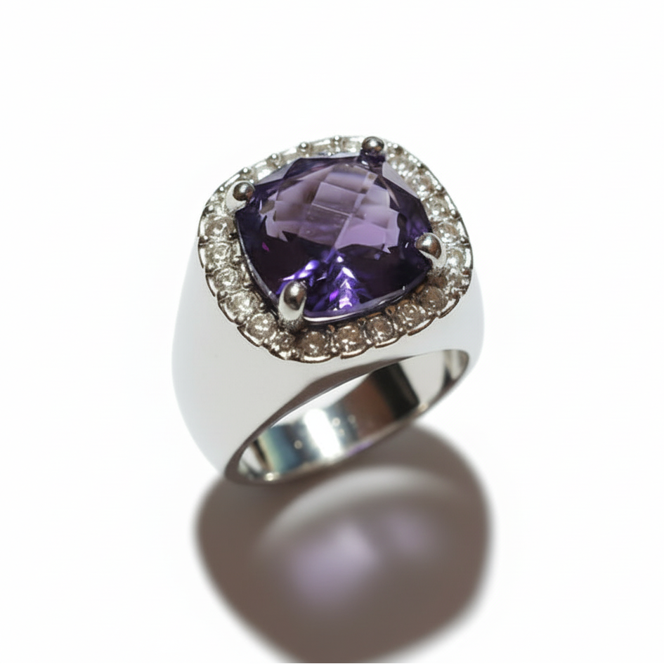 Anello con sfondo bianco puro