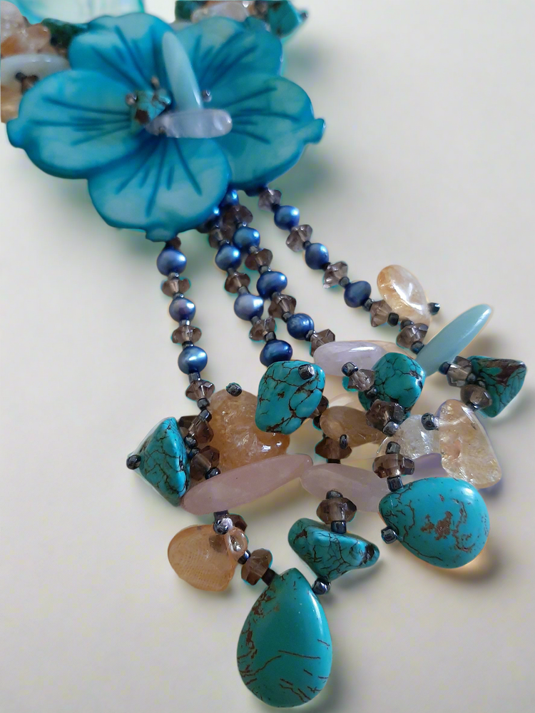 Collana in pietre naturali fiore madreperla e pasta di turchese
