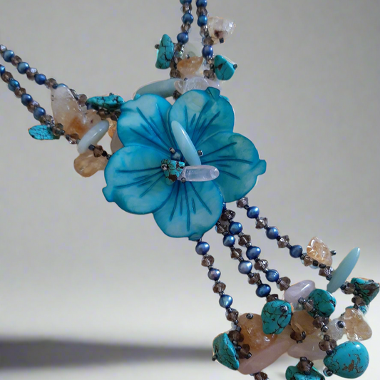 Collana in pietre naturali fiore madreperla e pasta di turchese