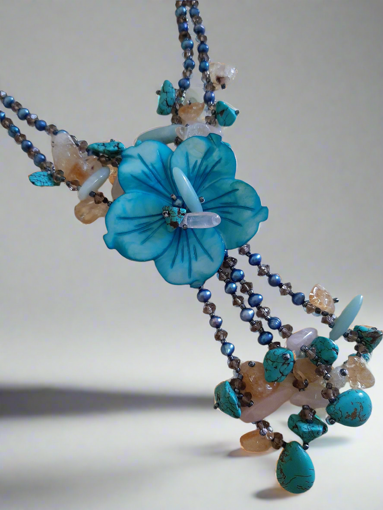 Collana in pietre naturali fiore madreperla e pasta di turchese
