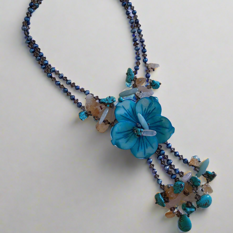 Collana in pietre naturali fiore madreperla e pasta di turchese