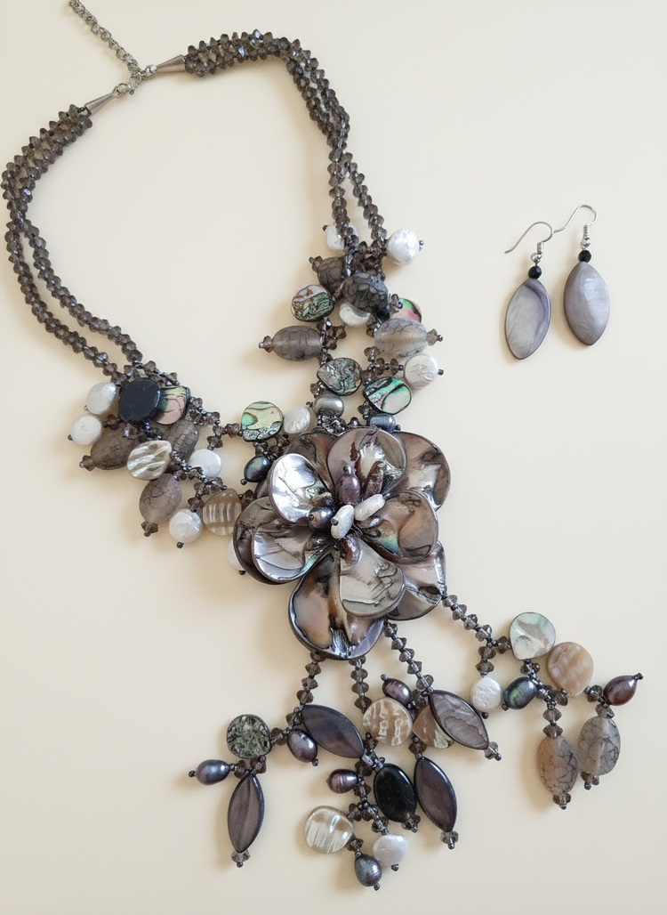 Collana in pietre naturali fiore madreperla perle e agata