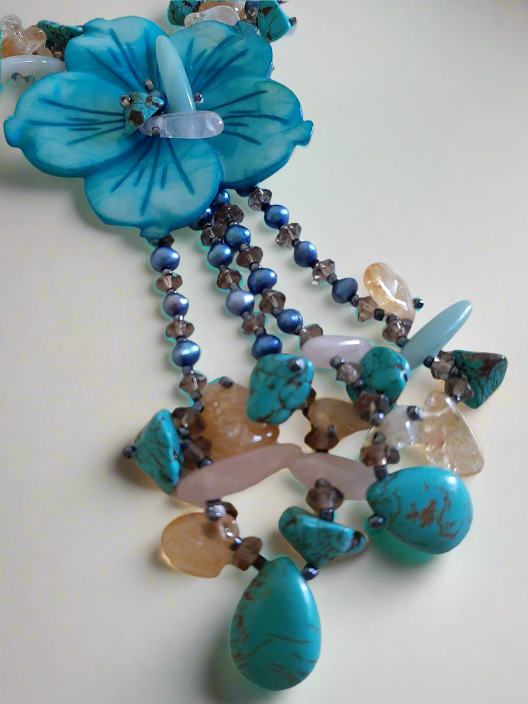 Collana in pietre naturali fiore madreperla e pasta di turchese