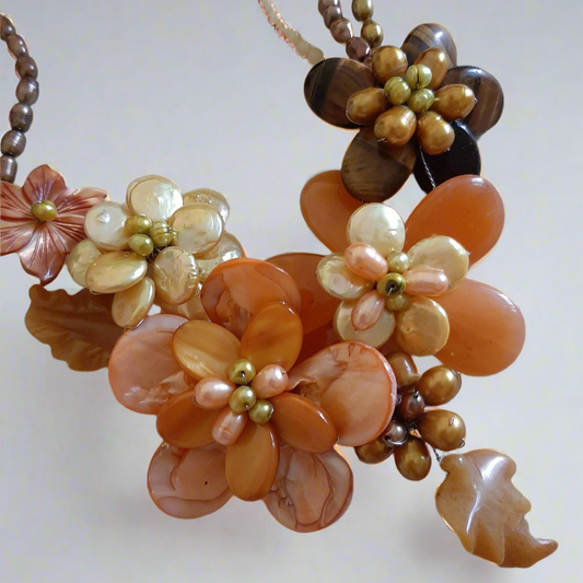 Collana in pietre naturali fiori madreperla perle agata e occhio di tigre