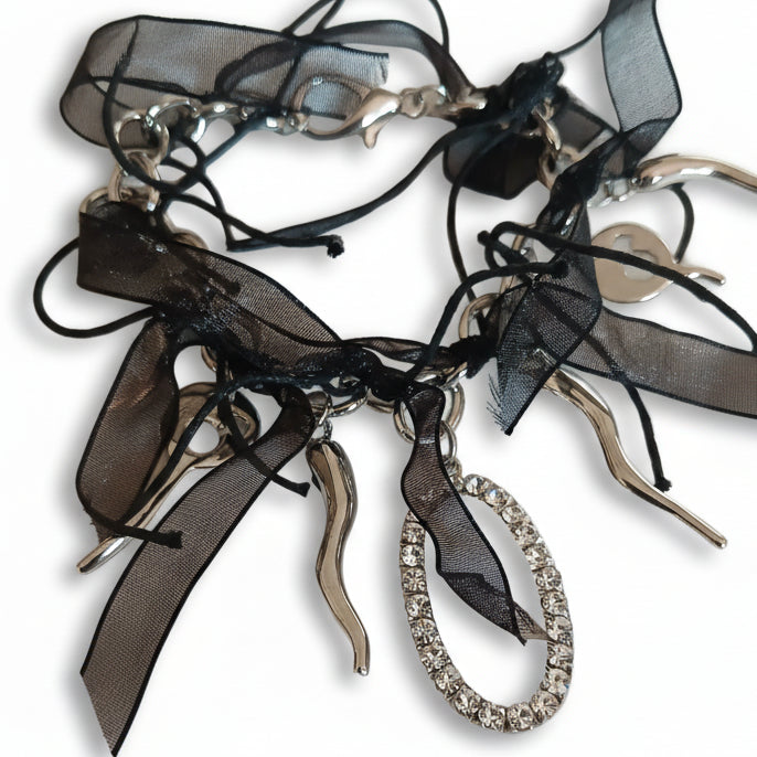 Bracciale charms con strass e organza nera tono argento