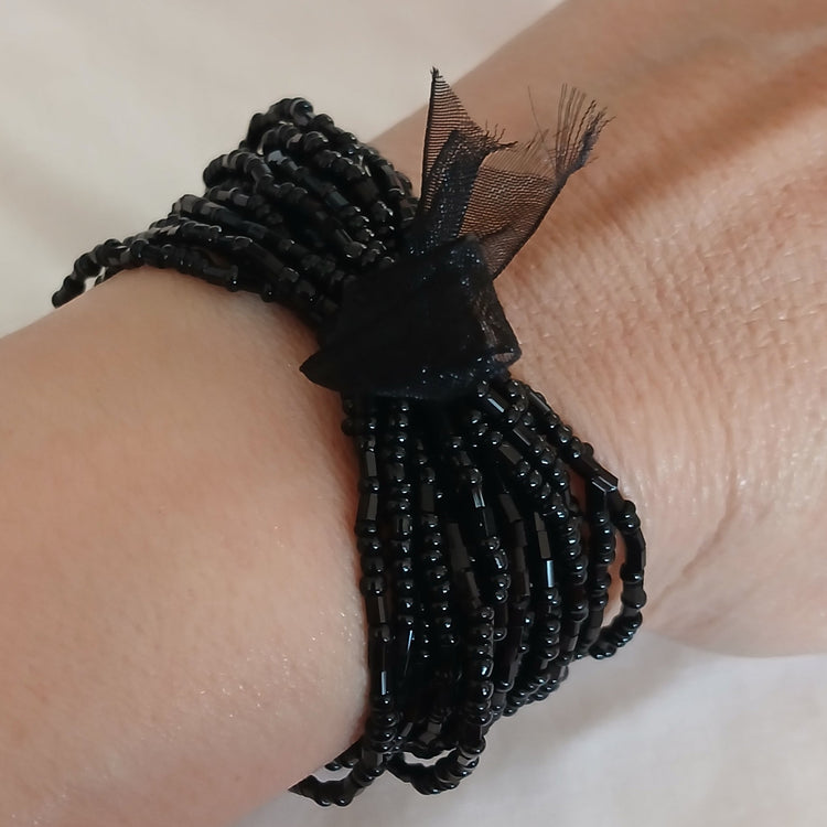Bracciale Multifilo di Perline Nere con Fiocco Elegante