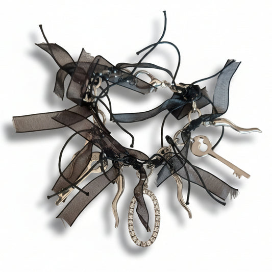 Bracciale charms con strass e organza nera tono argento