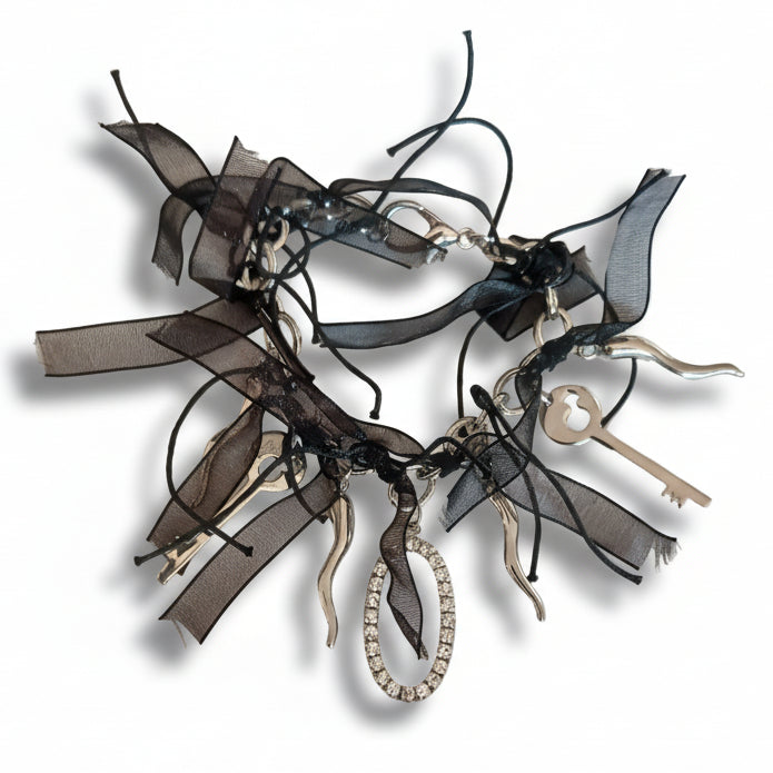 Bracciale charms con strass e organza nera tono argento