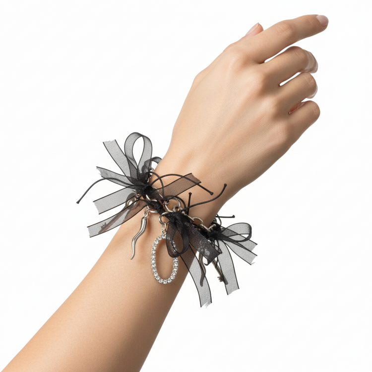Bracciale charms con strass e organza nera tono argento