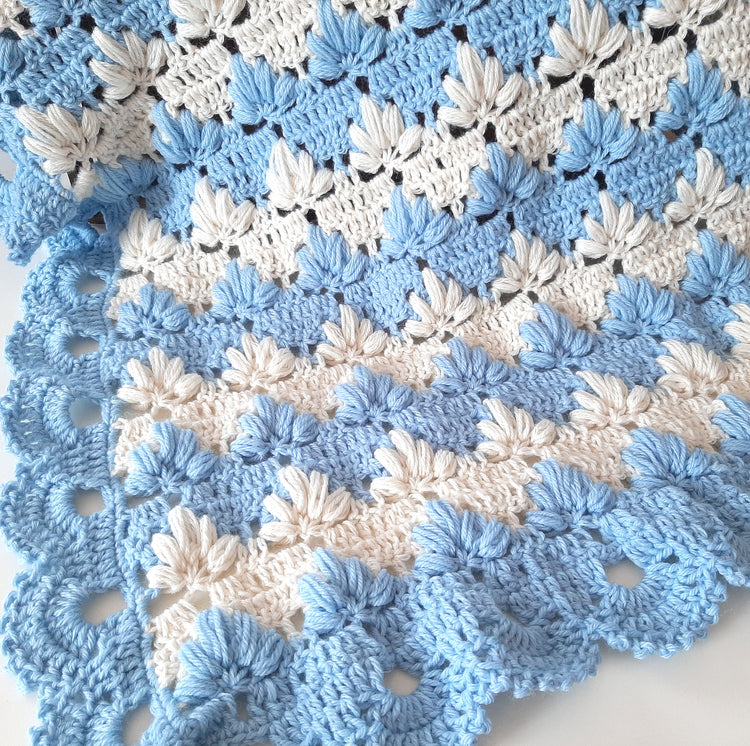 Copertina neonato lana panna azzurro artigianale all'uncinetto TULIP POUFF