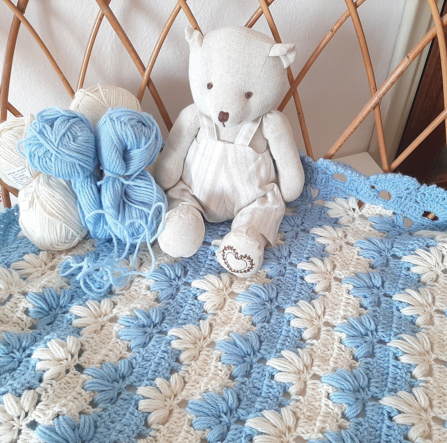 Copertina neonato lana panna azzurro artigianale all'uncinetto TULIP P –  Fairy Corner