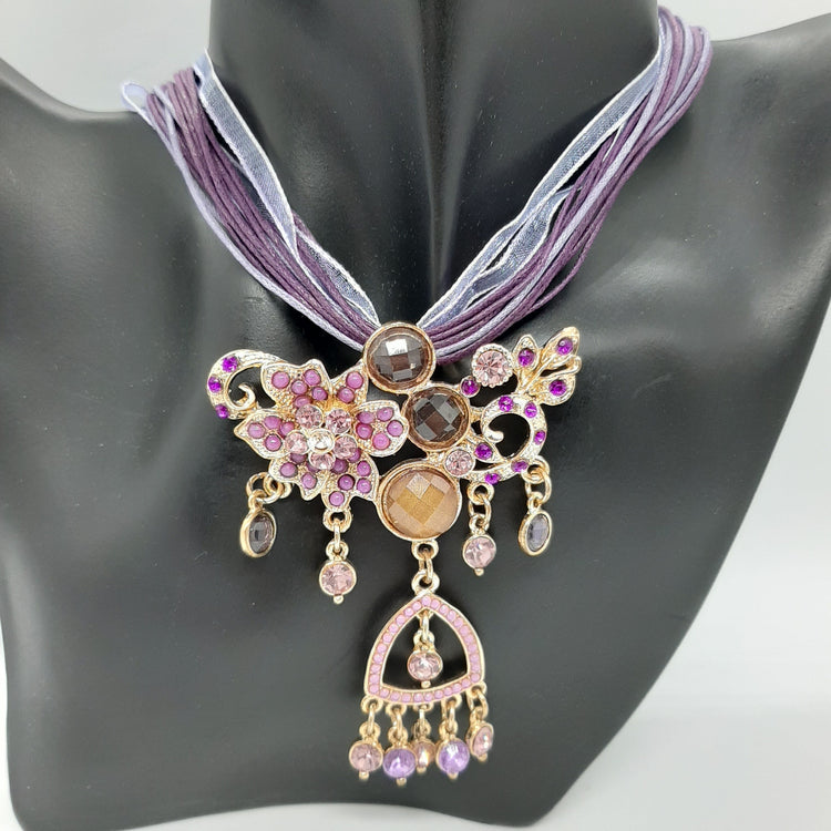 Collana con centrale pietre e strass viola e oro