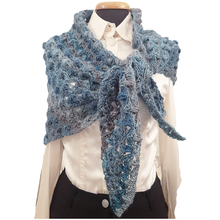 Scialle lana realizzato all'uncinetto toni azzurro