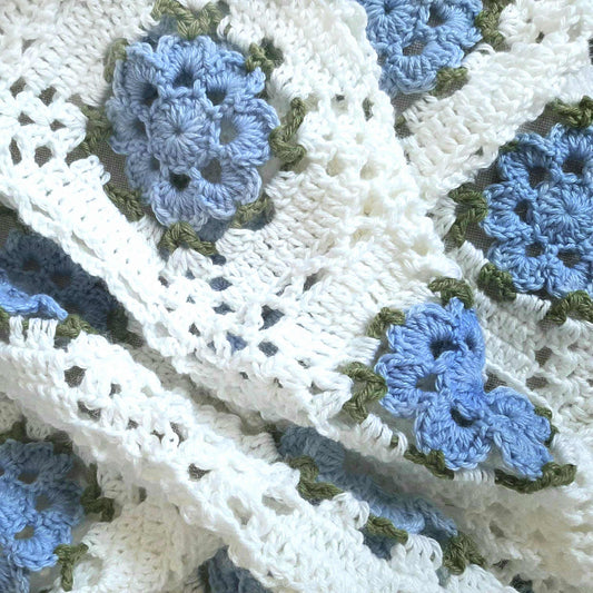 Copertina neonato lana fiori azzurro artigianale uncinetto "blooming rose" - Fairy Corner