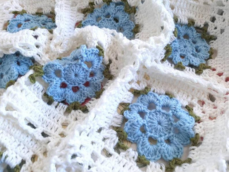 Copertina neonato lana fiori azzurro artigianale uncinetto "blooming rose" - Fairy Corner