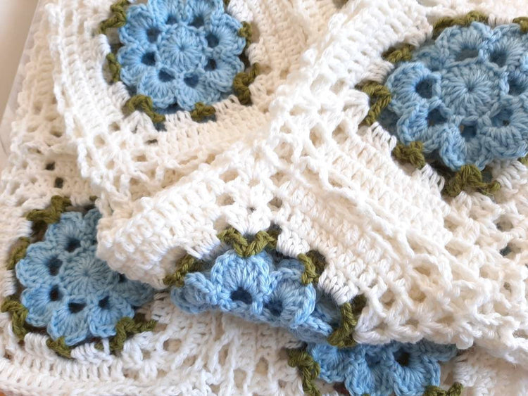 Copertina neonato lana fiori azzurro artigianale uncinetto "blooming rose" - Fairy Corner